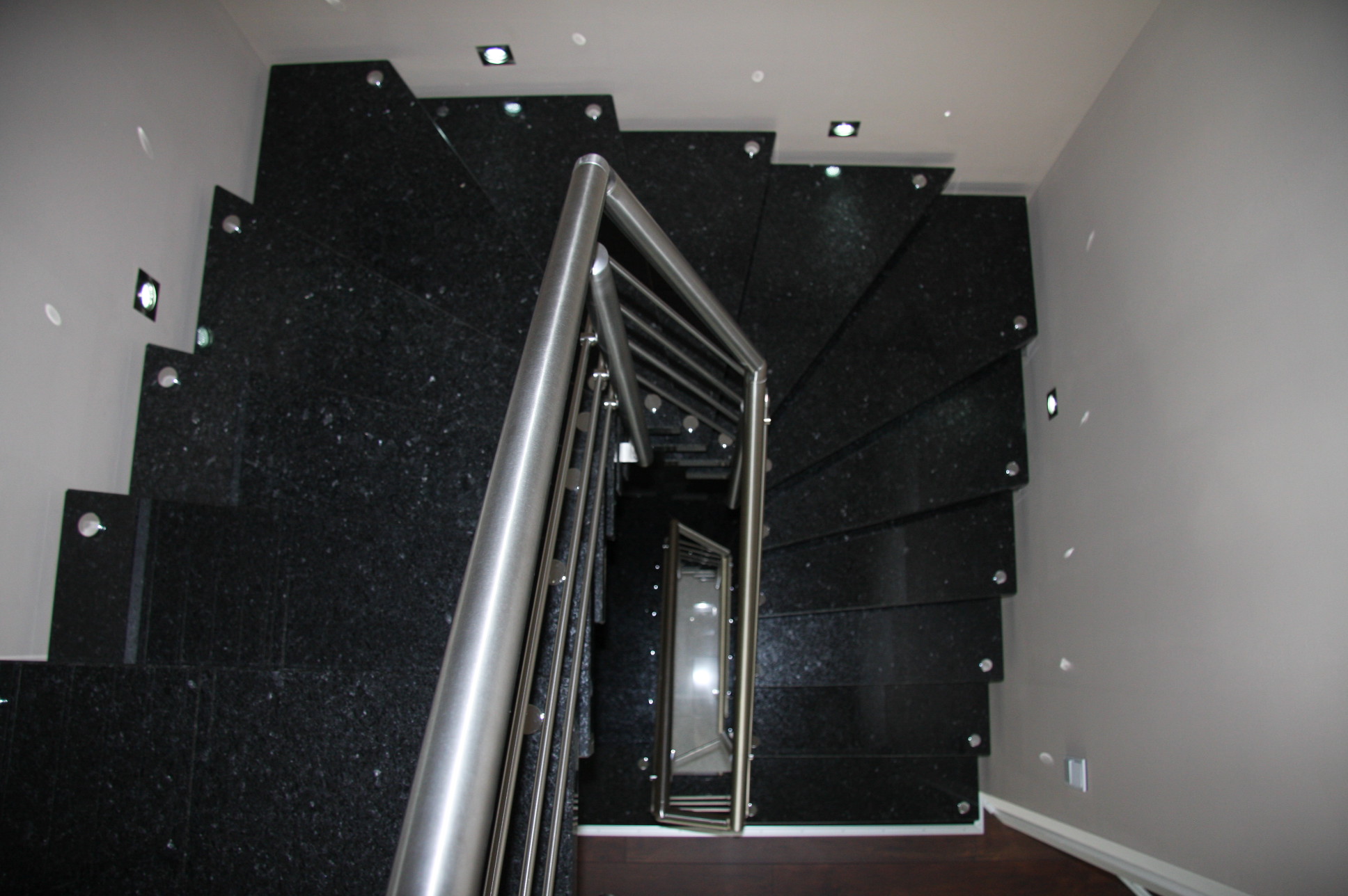 Schwarze Granit Treppe mit Geländer