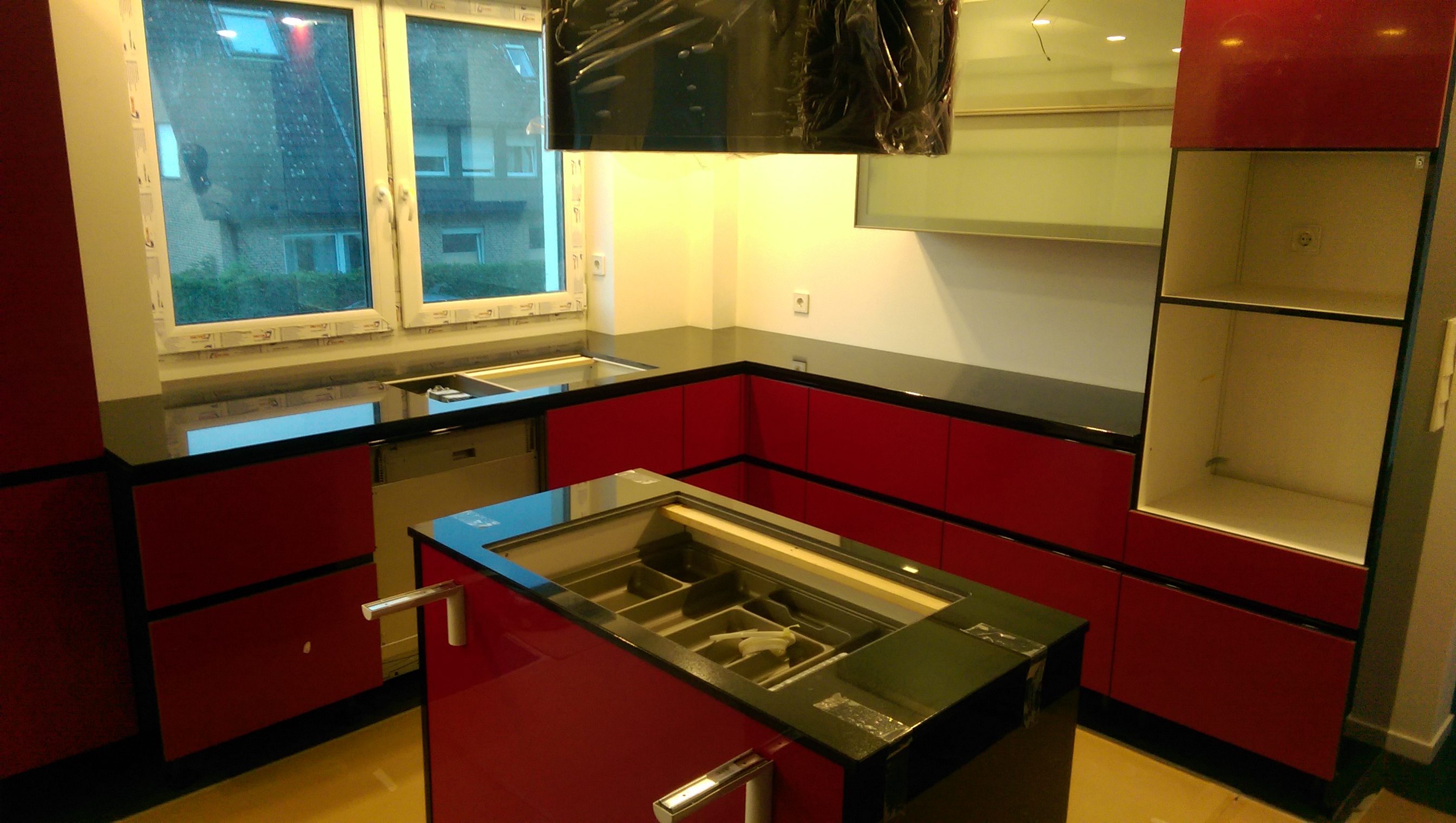 Moderne, rote Küche